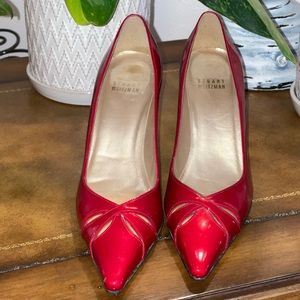 *BEAUTIFUL* NWOT (never worn) Stuart Weitzman size 7 red patent pumps w/ 3” heel